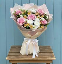 Букет цветов из:  Гвоздики, Орхидеи и Розы в Славянске-на-Кубани