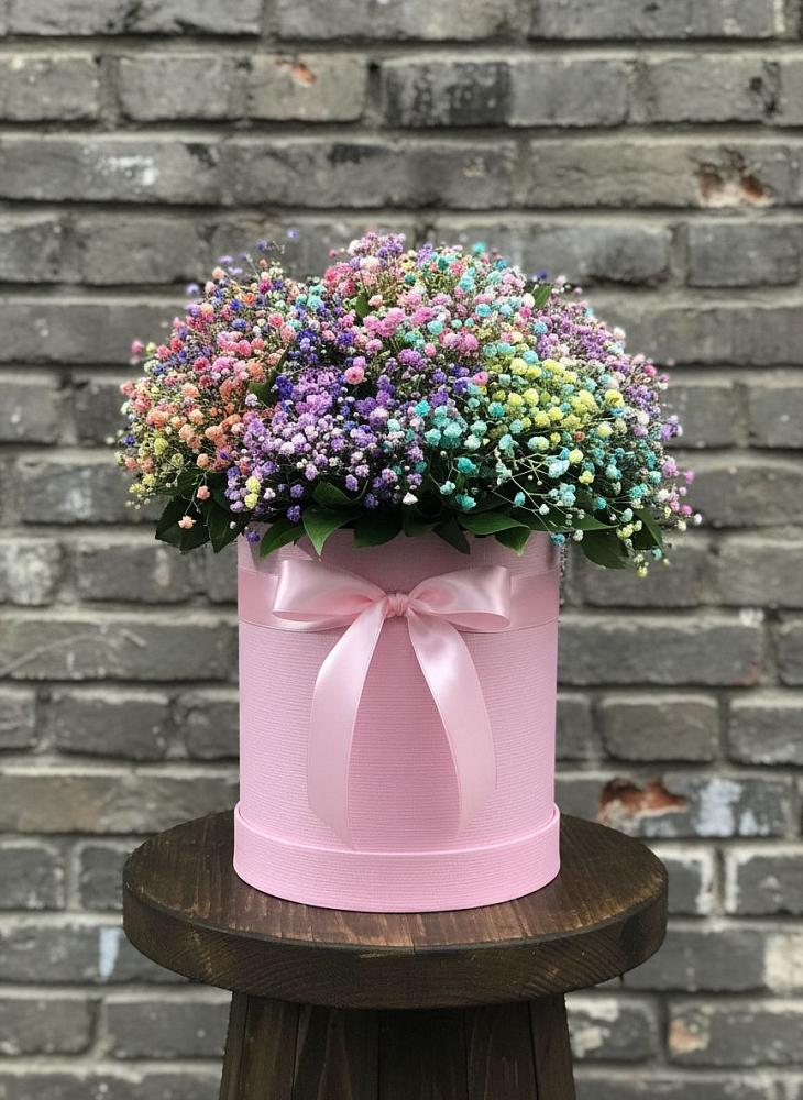 Цветочная композиция из Гипсофила и Розы в шляпной коробке в Славянске-на-Кубани