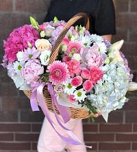 Цветочная композиция из Розы, Хризантемы, Пионы и Лизиантусы в корзине в Славянске-на-Кубани