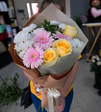 Букет цветов из:  Герберы, Розы и Хризантемы в Славянске-на-Кубани