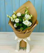 Букет цветов из:  Хризантемы и Лизиантусы в Славянске-на-Кубани