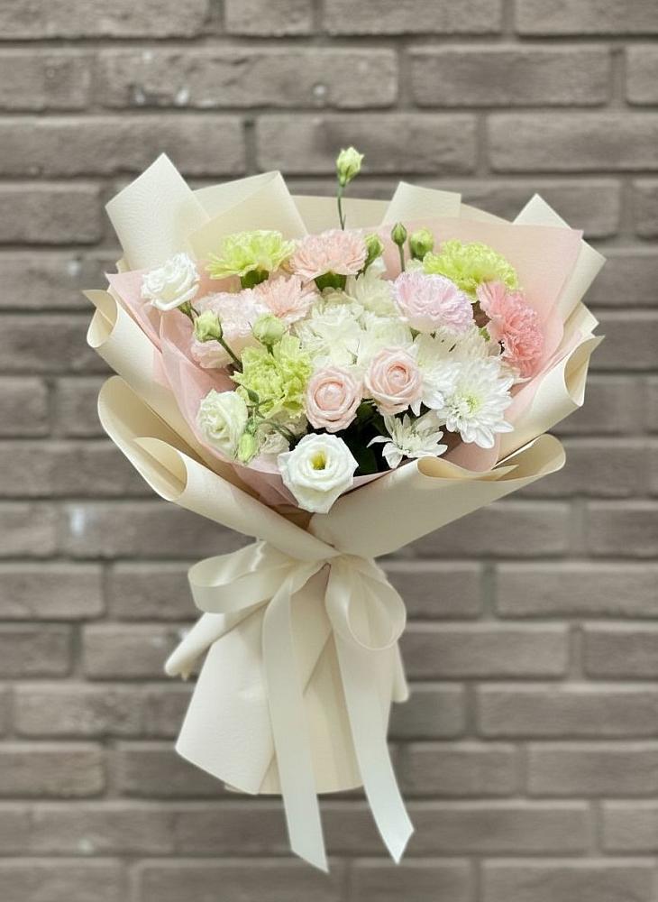 Букет цветов из: Гвоздики, Розы, Лизиантусы и Хризантемы в Славянске-на-Кубани