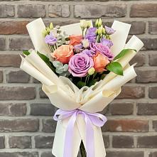 Букет цветов из:  Лизиантусы и Розы в Славянске-на-Кубани