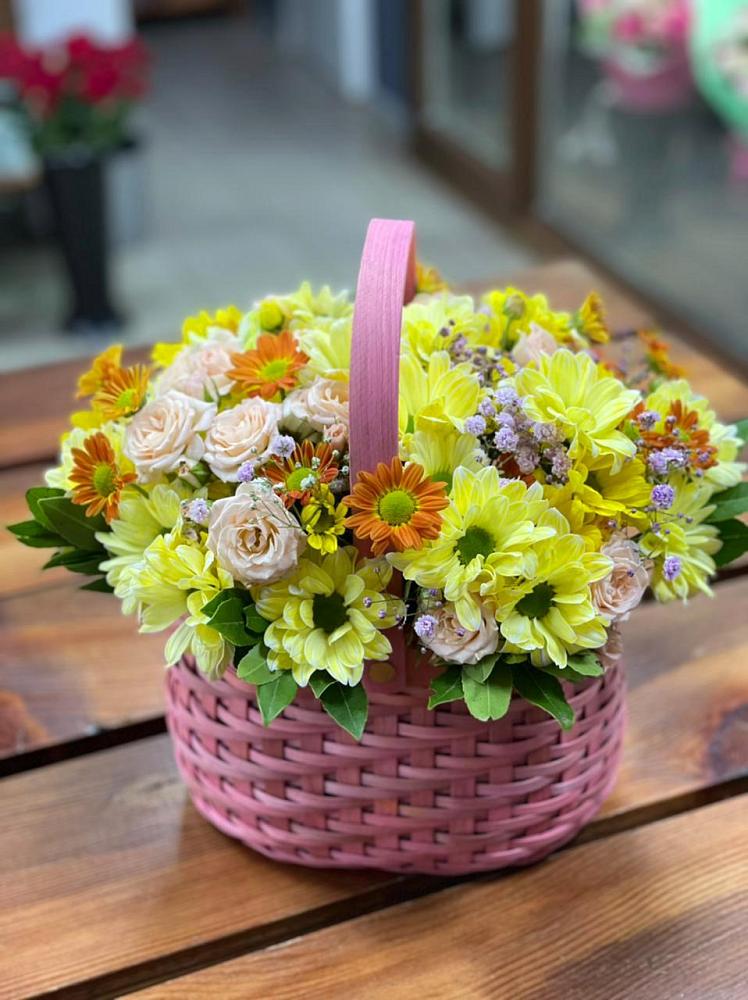 Цветочная композиция из Хризантемы и Розы в корзине в Славянске-на-Кубани