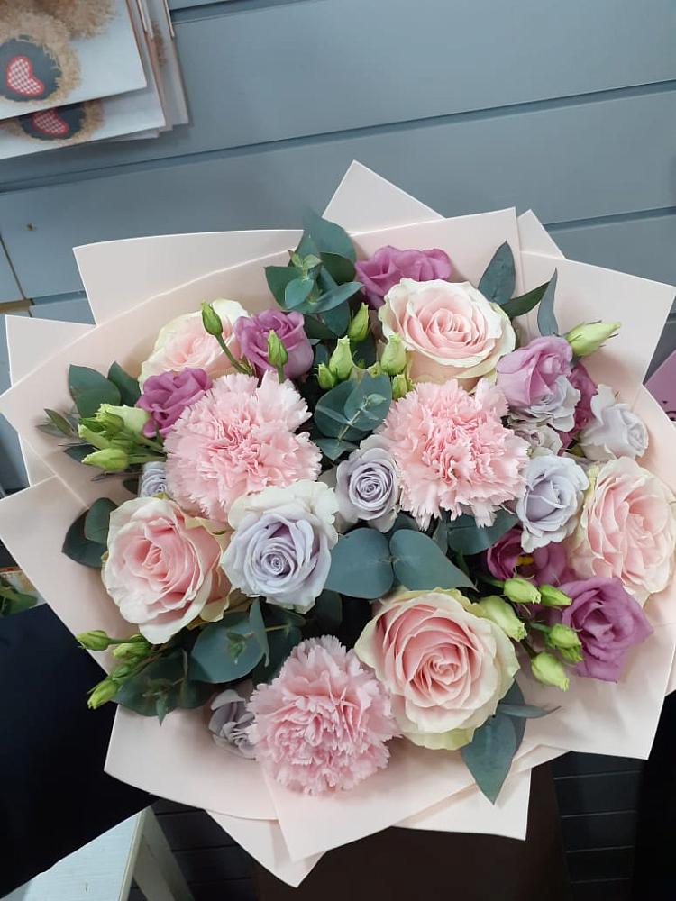 Букет цветов из: Розы, Гвоздики и Лизиантусы в Славянске-на-Кубани