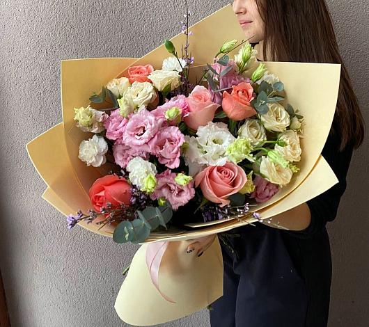 Букет цветов из: Розы, Лизиантусы и Гвоздики в Славянске-на-Кубани