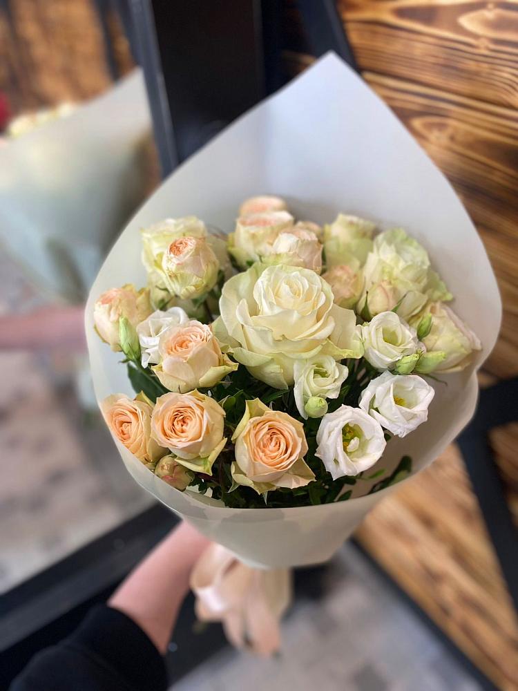 Букет цветов из: Розы и Лизиантусы в Славянске-на-Кубани